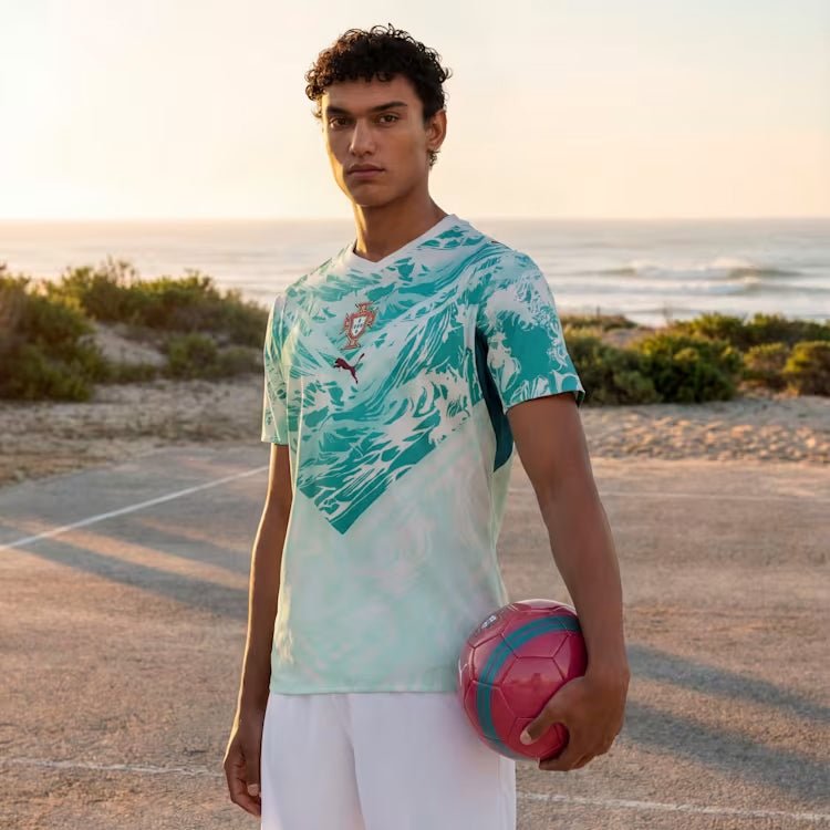 PUMA Camiseta Visitante Auténtica Match Cristiano Ronaldo Portugal 2026 para Hombre (Blanco/Verde Laguna)